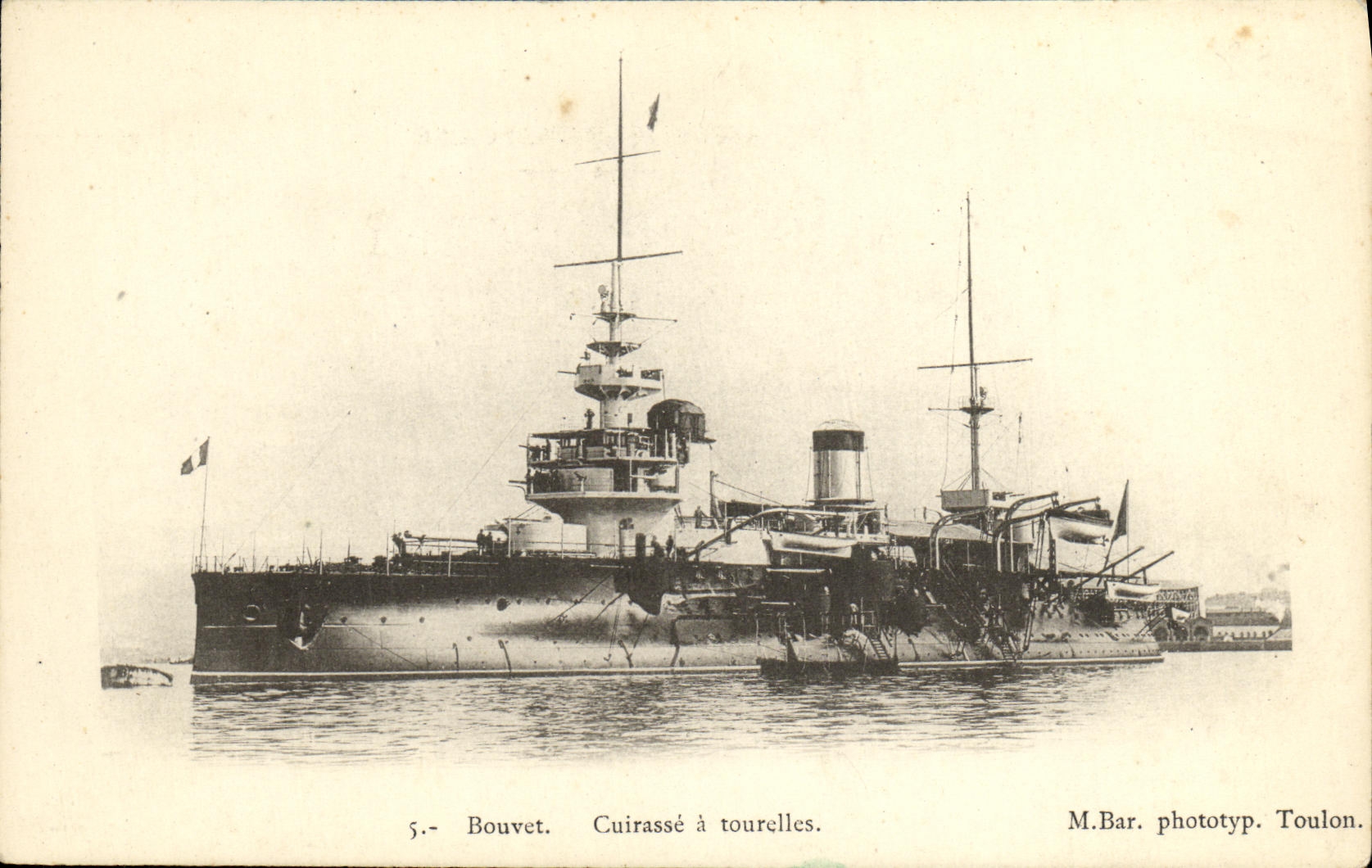 CPA Bateau Guerre Bouvet Cuirasse a tourelles