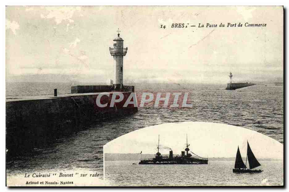 CPA Bateau Guerre Brest La Passe du Port de Commerce Le cuirasse Bouvet sur rade