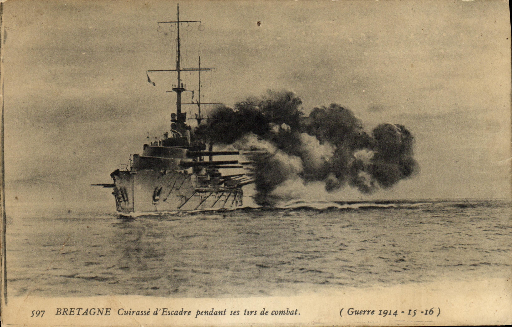 CPA Bateau Guerre Bretagne Cuirasse d Escadre pendant ses tirs de combat