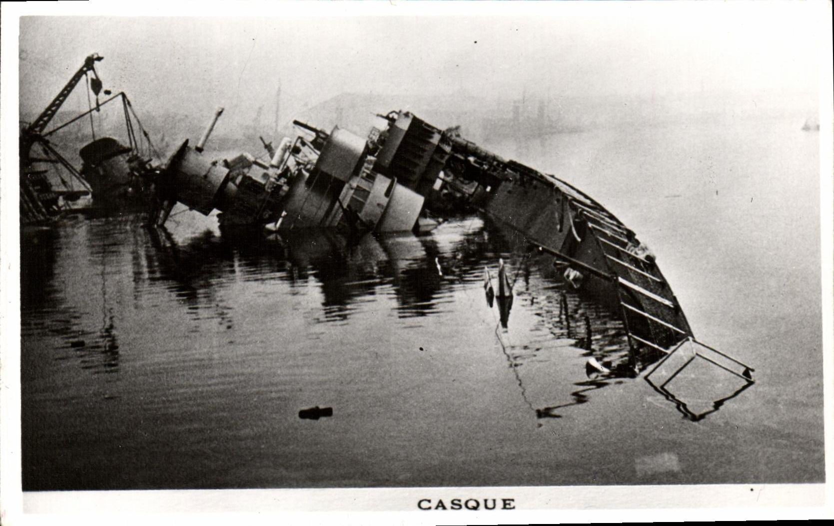 CPM Bateau Guerre Casque