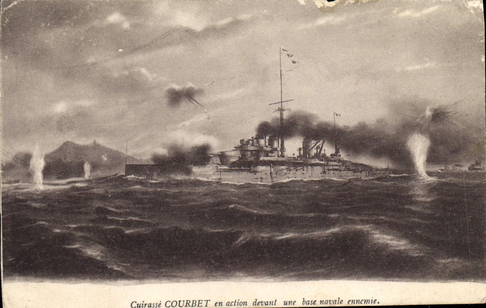 CPA Bateau Guerre Cuirasse Courbet en action devant vue Base Novale
