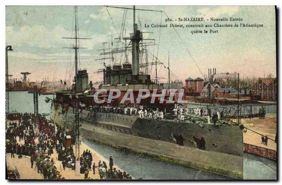 CPA Bateau Guerre St Nazaire Nouvelle Entree Le Cuirasse Diderot construit aux Chantiers de l Atlantique quitte le port