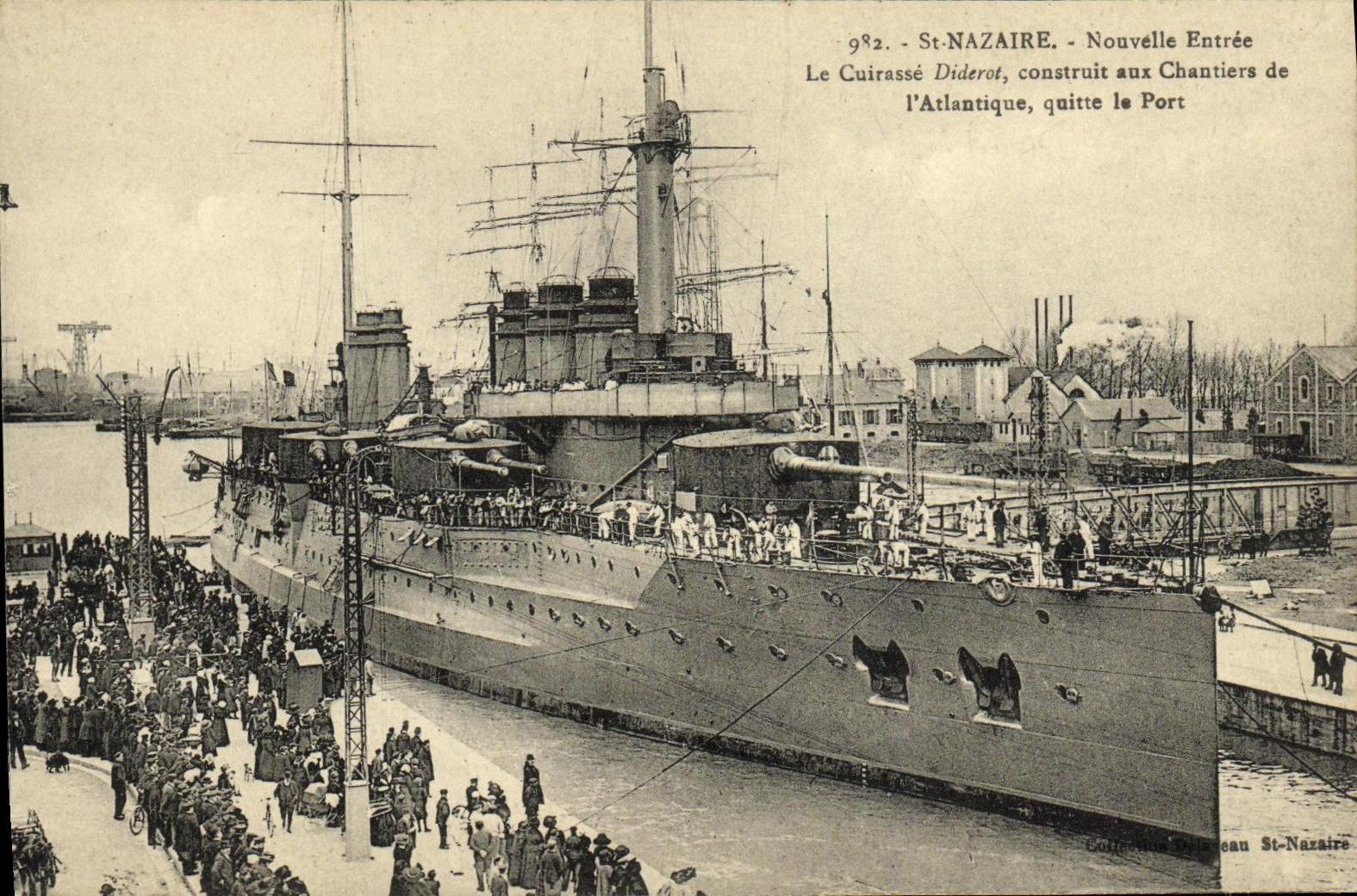 St-Nazaire - Nouvelle Entrée - Le Cuirassé Diderot, construit aux Chantiers de l'Atlantique, quitte le Port
