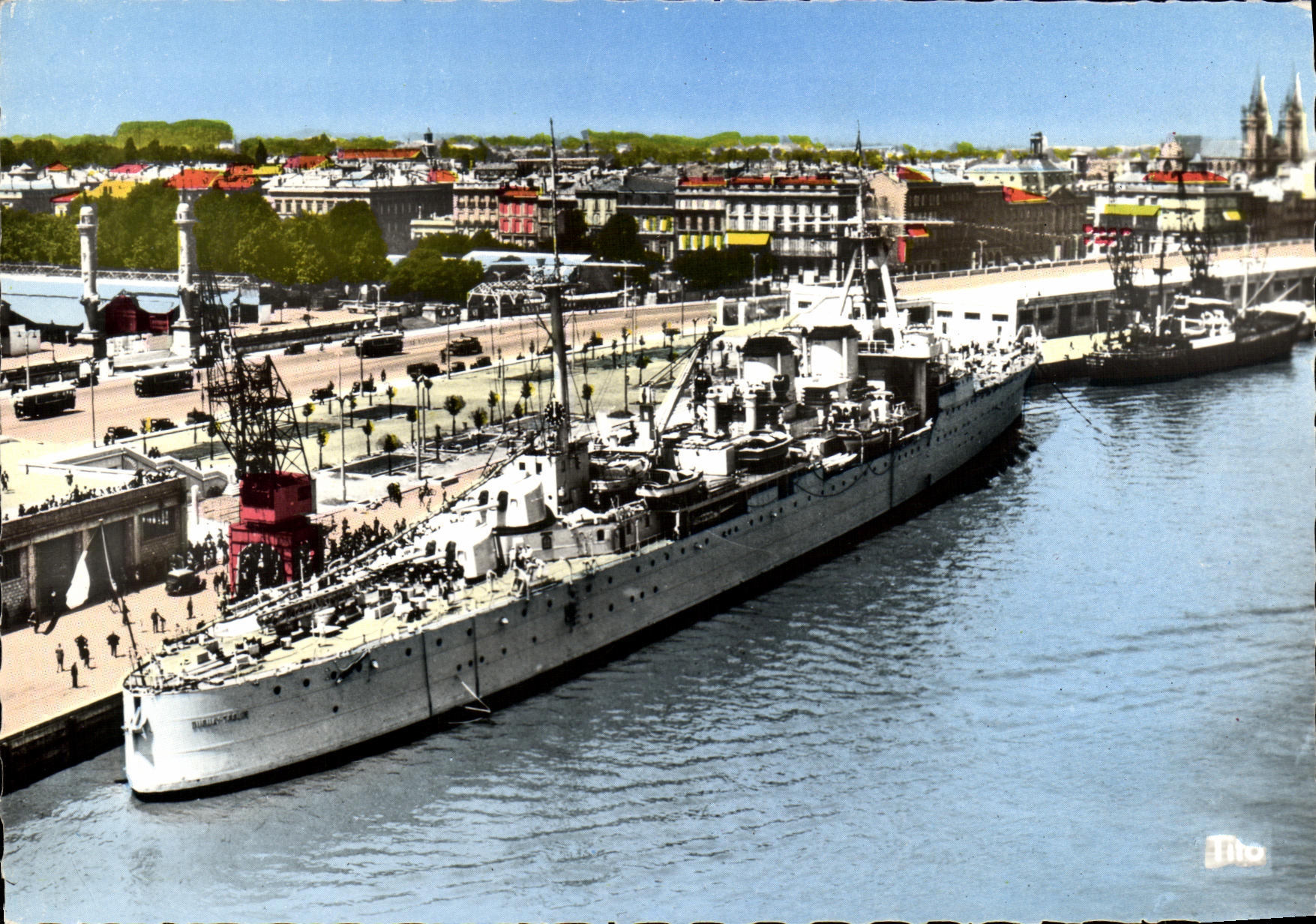 CPM Bateau Guerre Port autonome de Bordeaux Croiseur devant les 