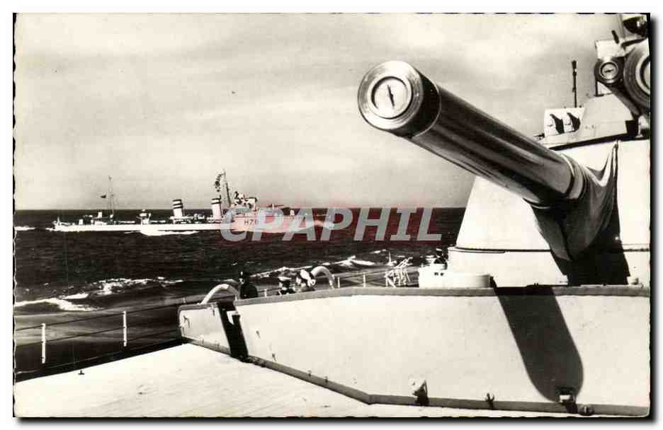 CPM Bateau Guerre Le Navire anglais Fame Passant Devant le Cuirasse Repulse