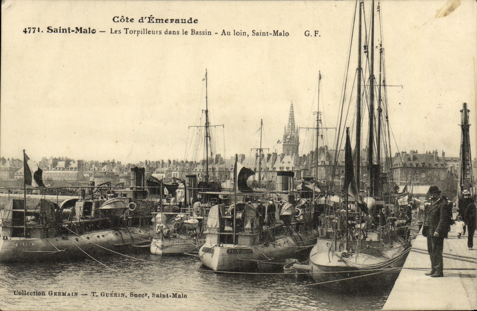 CPA Bateau Guerre Saint Malo Les Torpilleurs dans le Bassin
