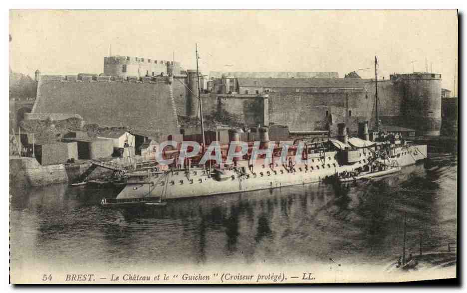 CPA Bateau Guerre Brest Le chateau et le Guichen Croiseur protege 