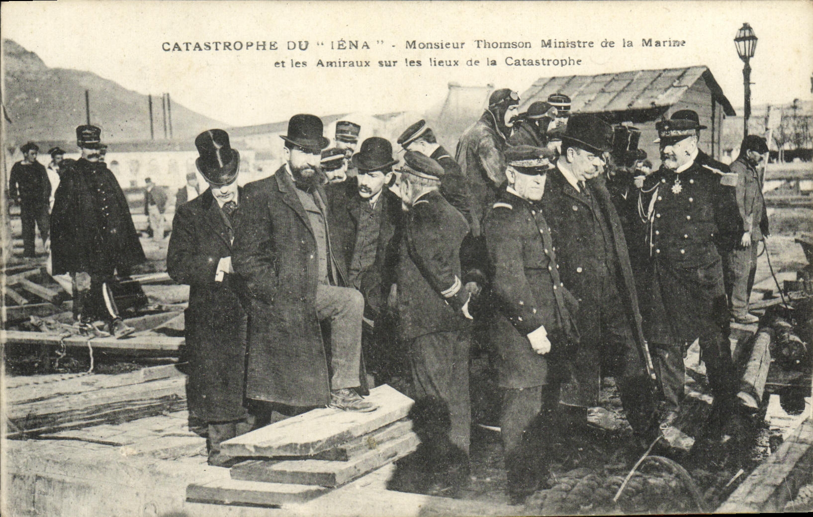 Katastrophe des "Iéna" — Herr Thomson, Marineminister und Admirale am Ort der Katastrophe