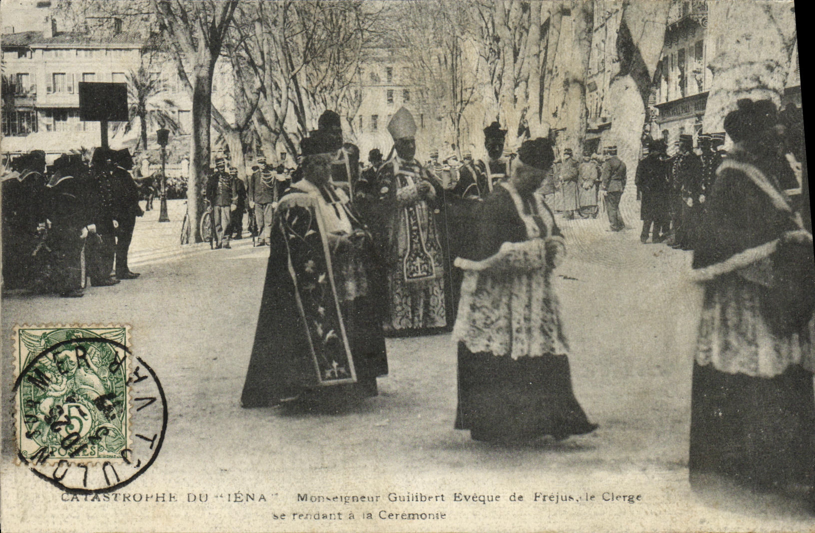 CPA Catastrophe Du Iena Monseigneur Guilibert Eveque de Frejus Le clerge se rendant a la ceremonie 