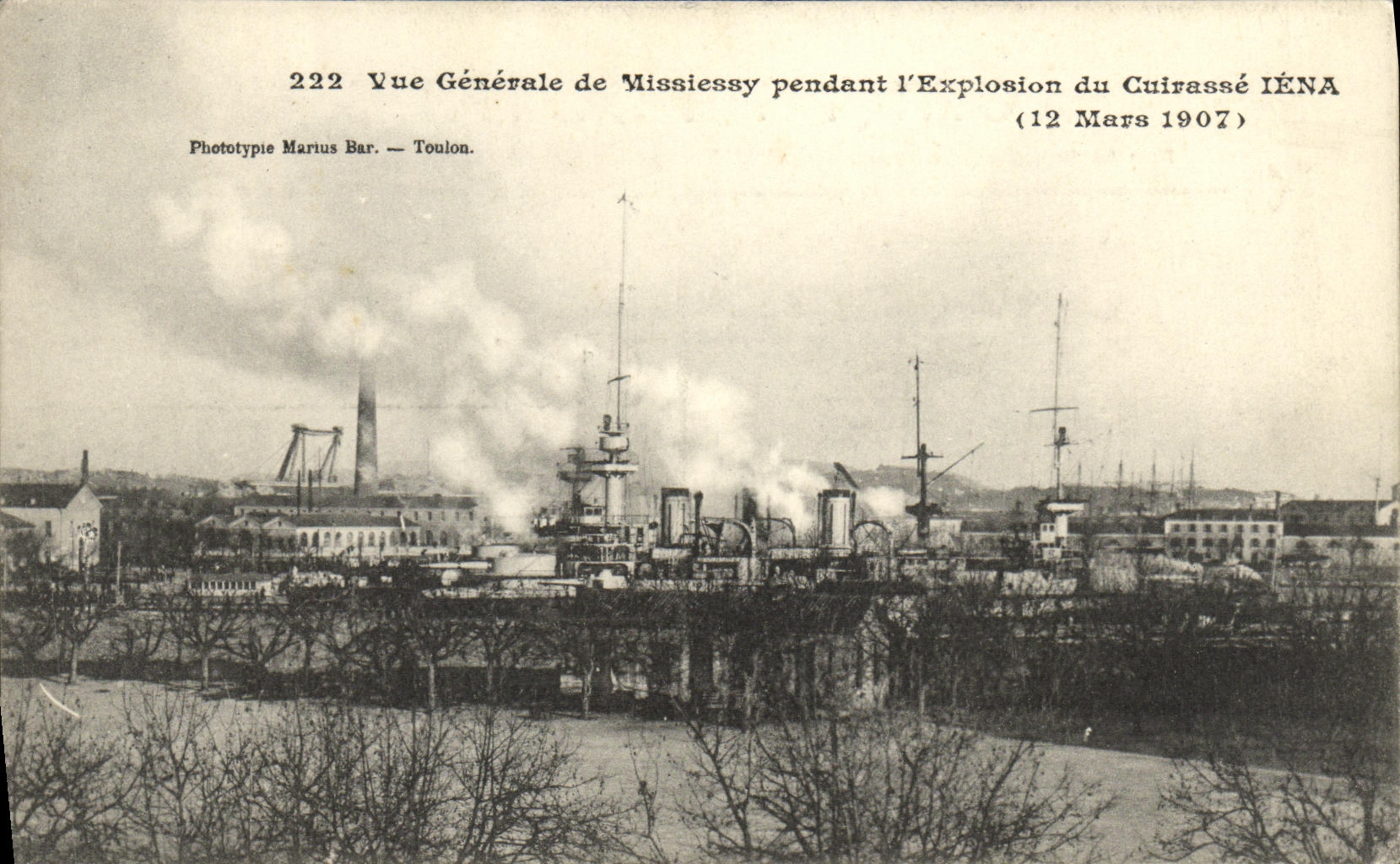 Vue Générale de Missiessy pendant l'Explosion du Cuirassé IÉNA — 12 Mars 1907 — Phototypie Marius Bar — Toulon