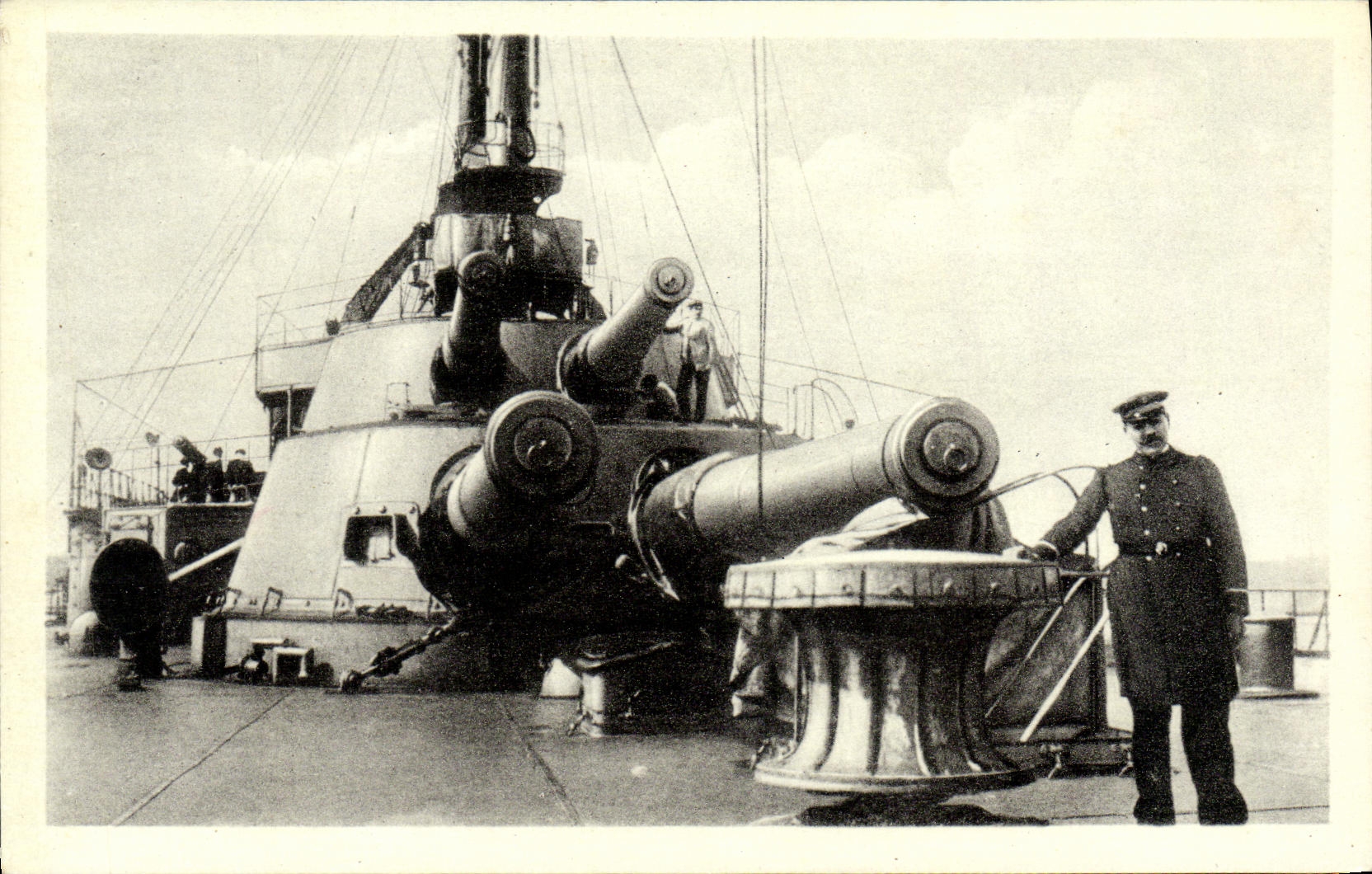 CPA Bateau Guerre Marine de Querre Tourelles avant Canons de 305 Artillerie des Cuirasses d Escadre Type Jean Bart