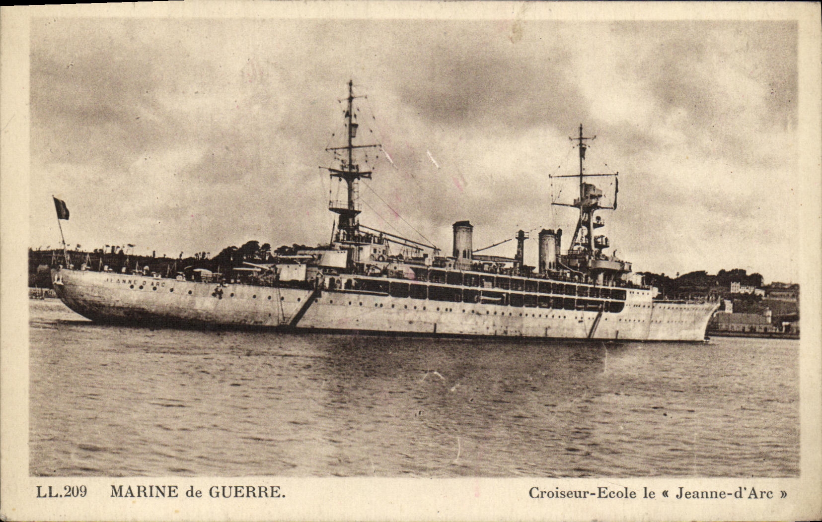 CPA Bateau Marine de guerre Croiseur ecole le Jeanne d arc