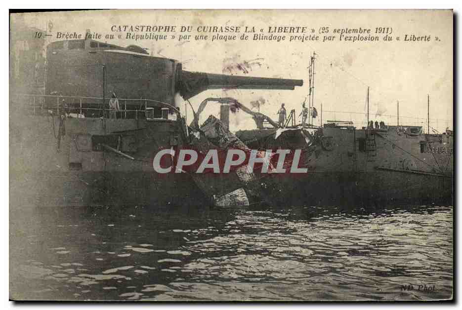 CPA Bateau Catastrophe du cuirasse La Liberte 25 septembre 1911 Breche faite au Republique pr une plaque de blindage 