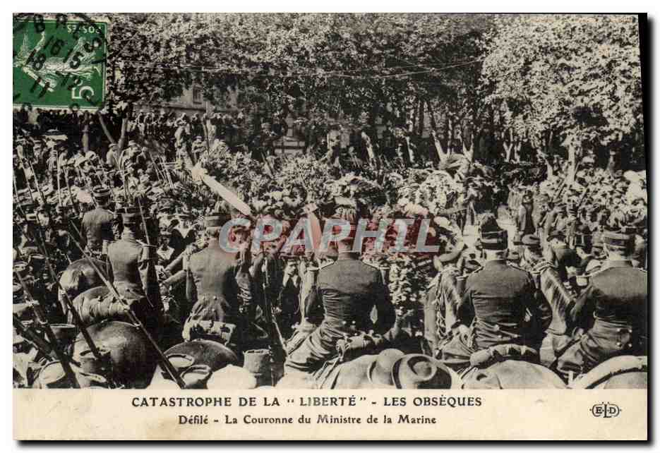Catastrophe de la "Liberté" - Les obsèques - Défilé - La Couronne du Ministre de la Marine — E.D. (éditeur)
