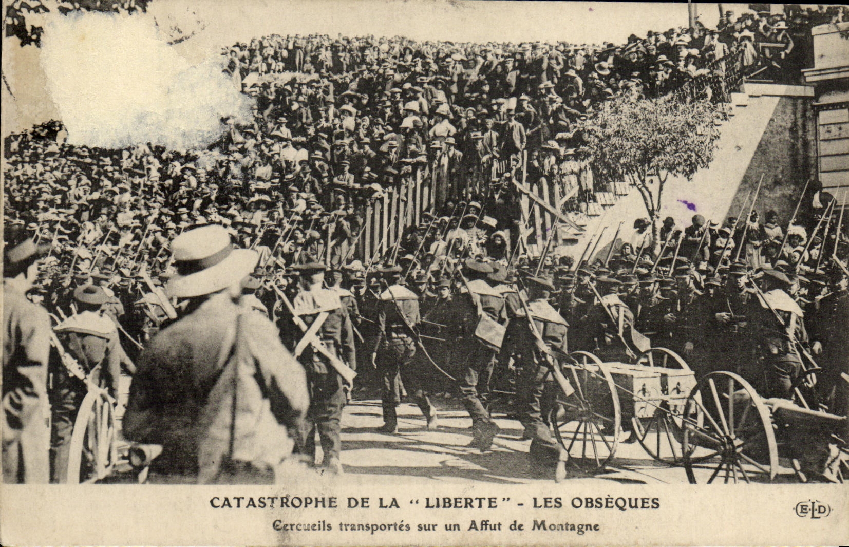 Catastrophe de la "Liberté" — Les obsèques — Cercueils transportés sur un affut de montagne — ELD