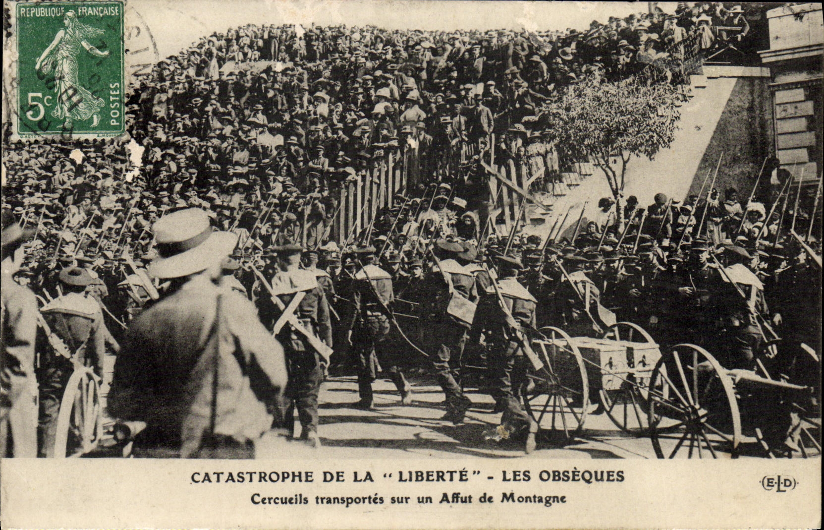 Catástrofe de la "Libertad" - Los funerales — Cofineras transportadas sobre un emplazamiento montañoso — (E-L-D)