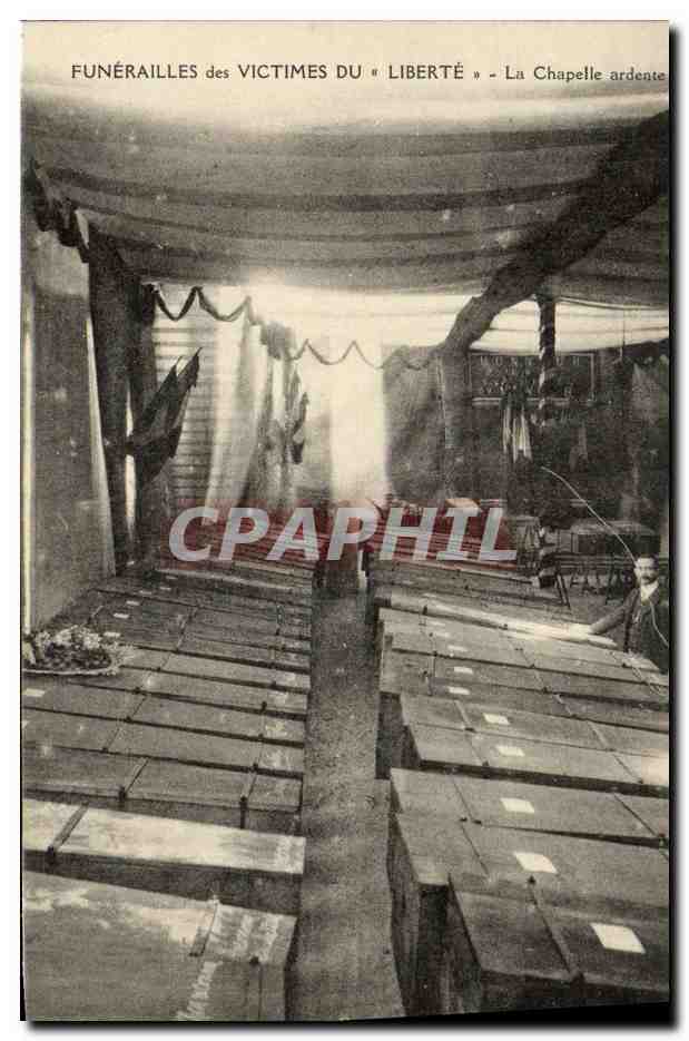 CPA Bateau Catastrophe de la Liberte Toulon la chapelle ardente