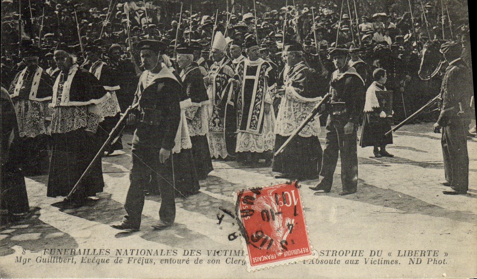 Nationale Trauerfeier für die Opfer der Republik — Bischof Mgr Guillibert von Fréjus, umgeben von seinem Klerus — ND Fotografie