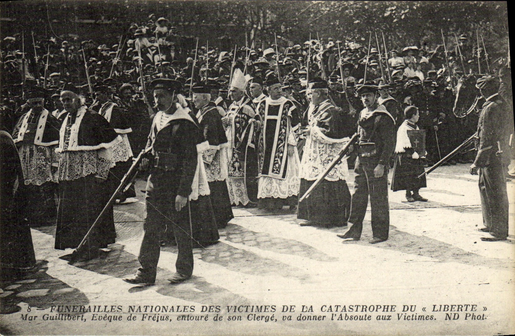Funerales nacionales de las víctimas de la catástrofe del «Liberte» — Mar Guillibert, obispo de Fréjus, rodeado de su clero, dará la absolución a las víctimas. ND Phot.