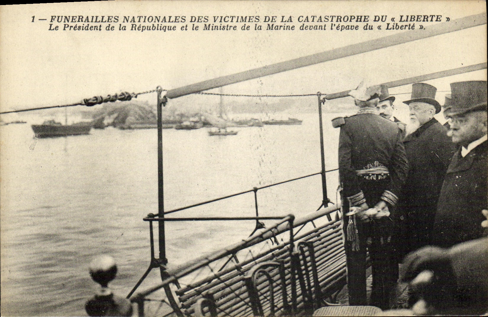 Funérailles nationales des victimes de la catastrophe du « Liberté » — Le Président de la République et le Ministre de la Marine devant l'épave — Carte postale CPAPHIL