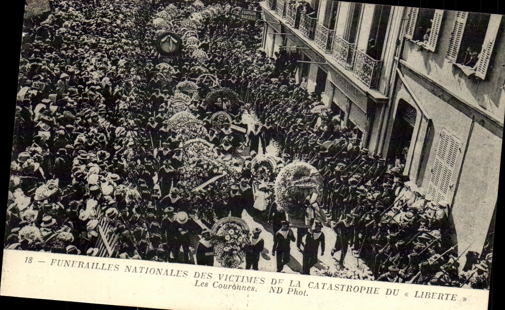 CPA Bateau Funerailles nationales des victimes de la catastrophe du Liberte Toulon Les couronnes
