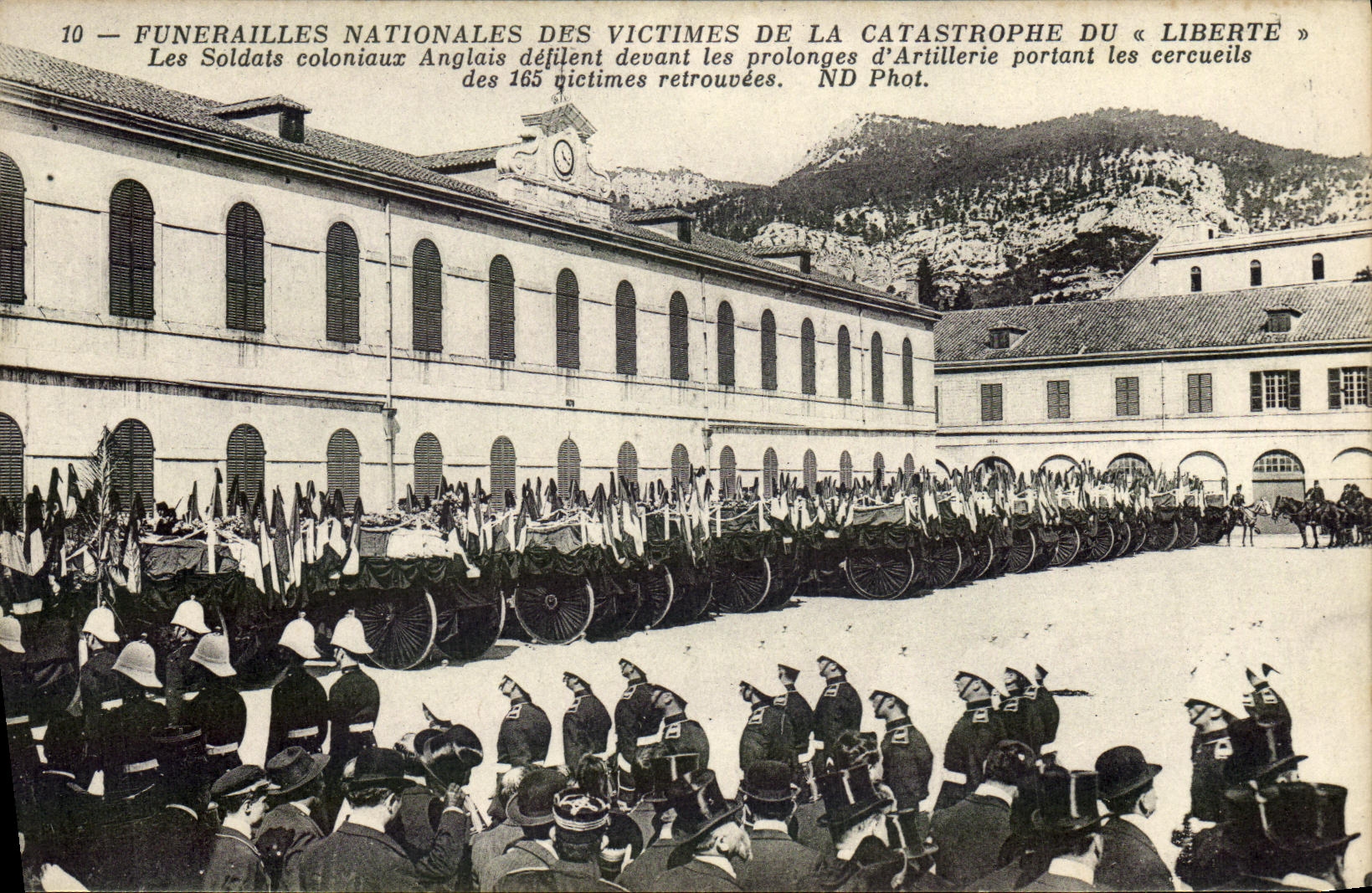 Funérailles nationales des victimes de la catastrophe du « Liberte » — Les soldats coloniaux anglais défilent devant les prolonges d'artillerie portant les cercueils des 165 victimes retrouvées — ND Phot.