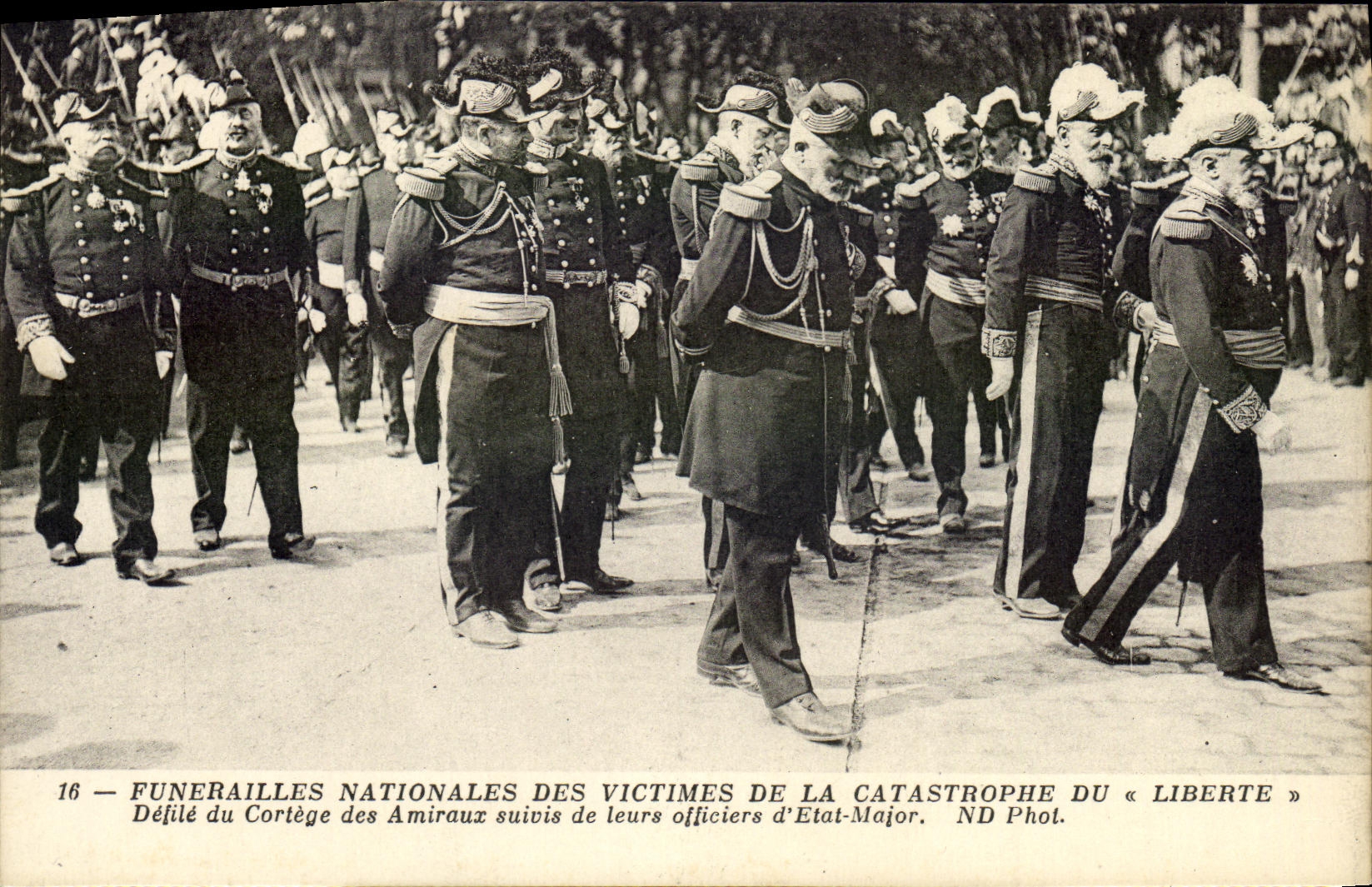 Funérailles nationales des victimes de la catastrophe du « Liberte » — Défilé du cortège des amiraux suivis de leurs officiers d'État-Major — ND Phot.