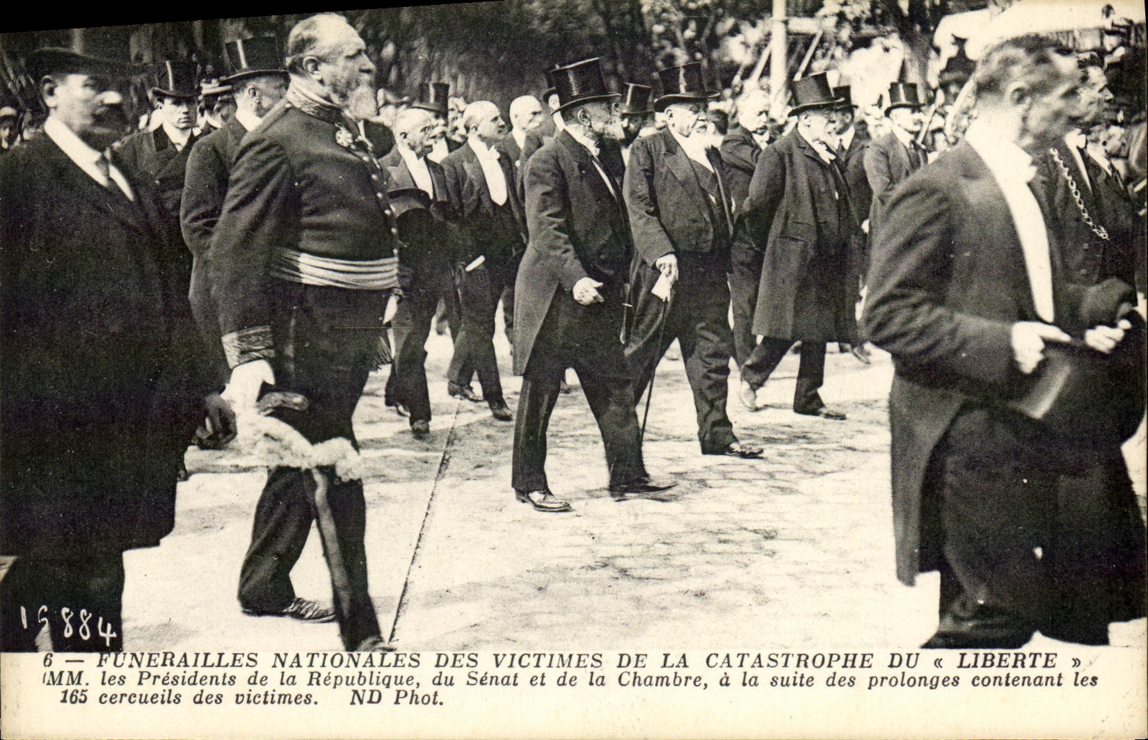 Funerales nacionales de las víctimas del accidente del « Libérate » — MM. los Presidentes de la República, del Senado y de la Cámara detrás de las cajas que contienen los 165 féretros. ND Phot.