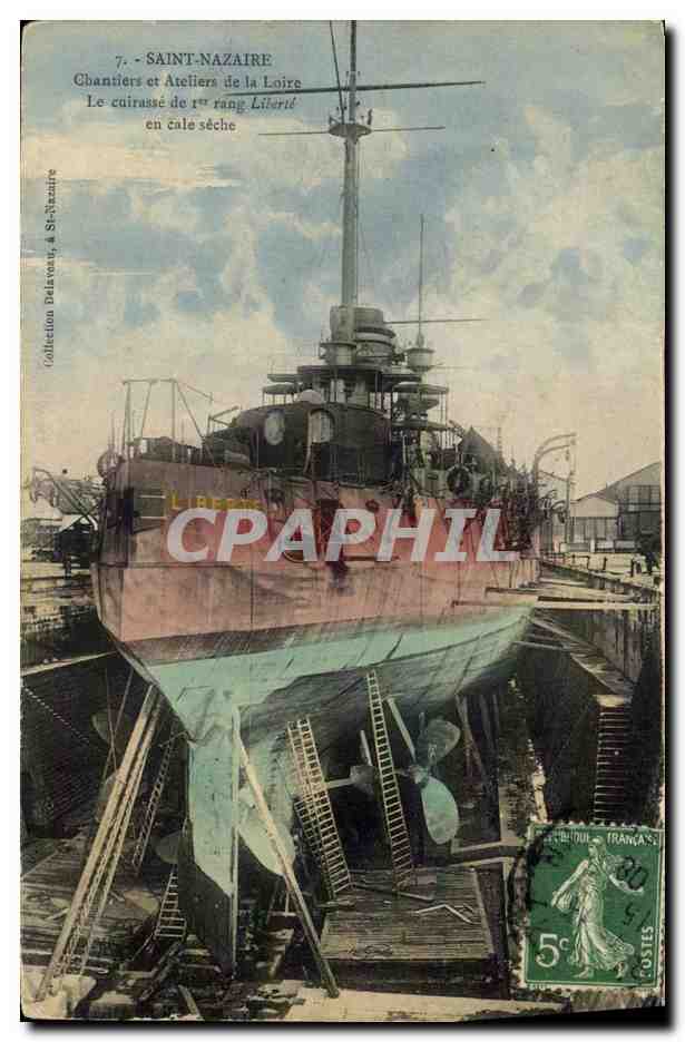 CPA Bateau Saint Nazaire Chantiers et ateliers de la Loire Le cuirasse Liberte en cale seche 