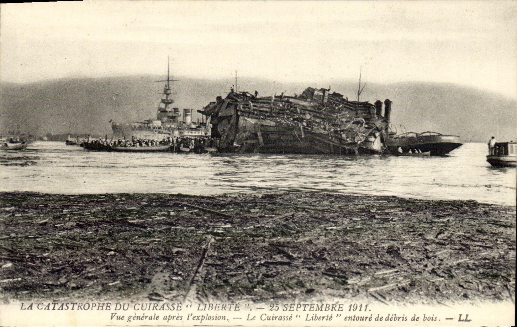 CPA Bateau Catastrophe du cuirasse liberte 25 septembre 1911 Vue generale apres l explosion le cuirasse 