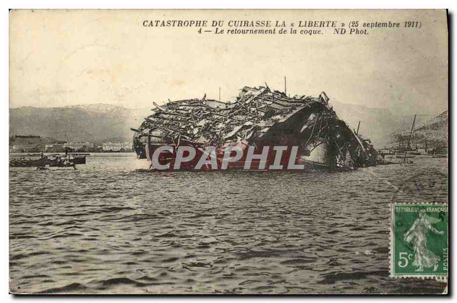 Catastrophe du cuirasse La « Liberte » — Le retournement de la coque — ND Phot.