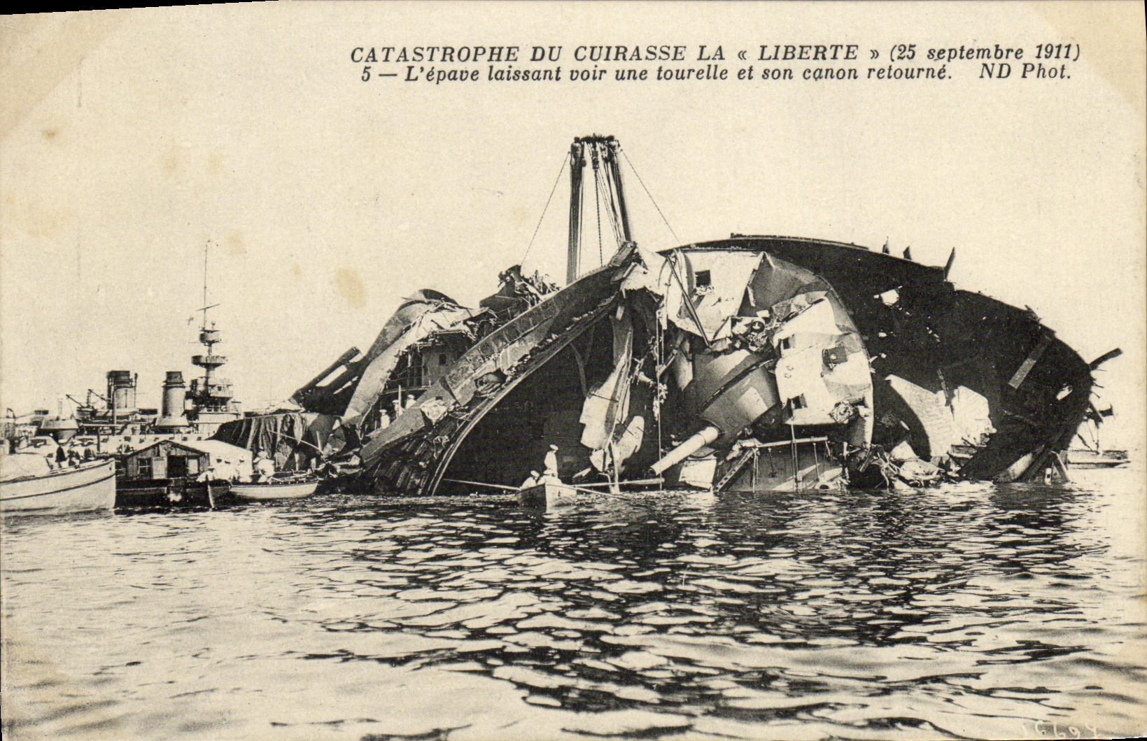 CPA Bateau Catastrophe du Liberte Toulon L epave laissant voir une tourelle et un canon retourne