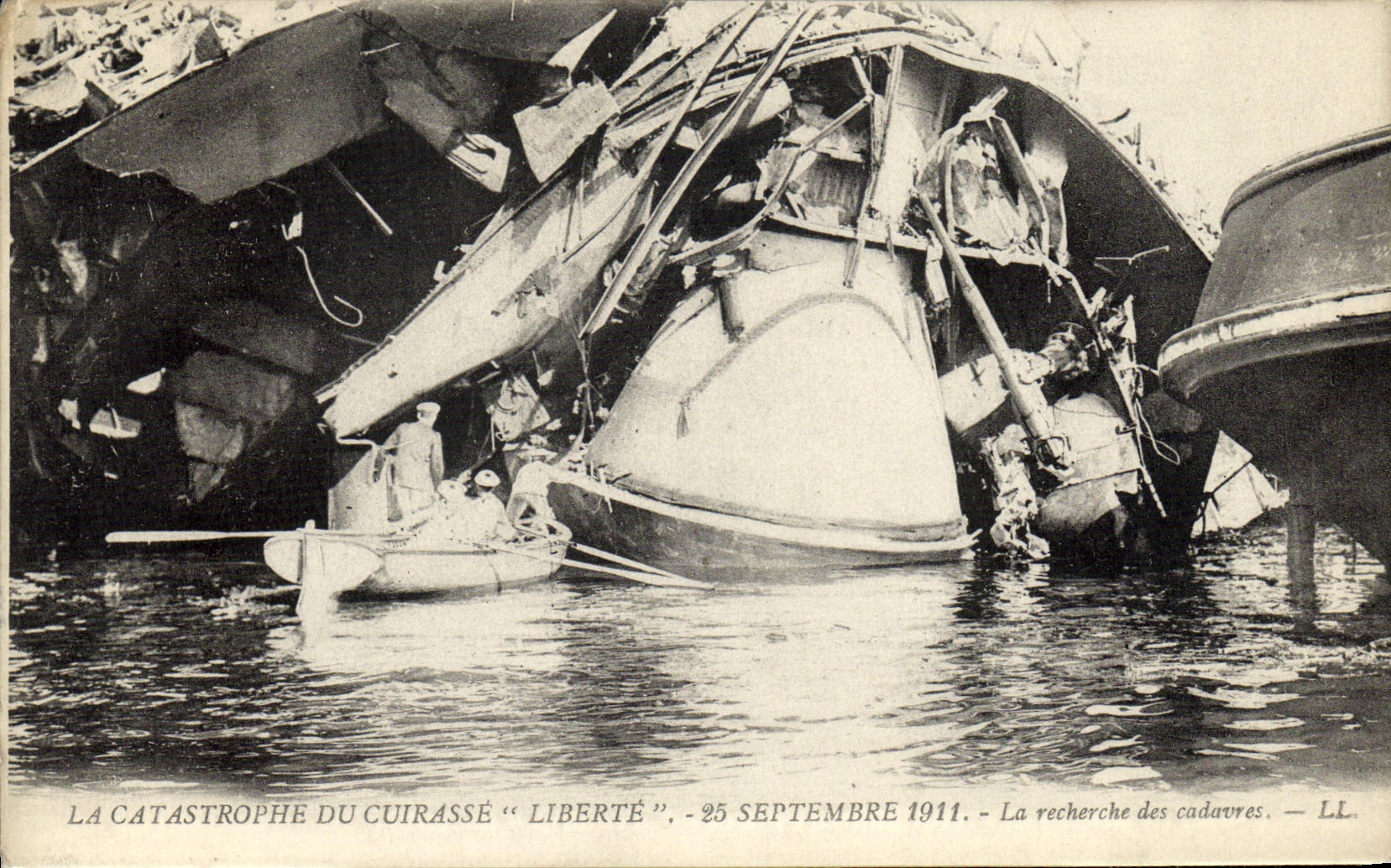 CPA Bateau Catastrophe du Liberte Toulon la recherche des cadavres 