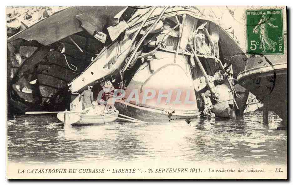 CPA Bateau Catastrophe du Liberte Toulon La recherche des cadavres