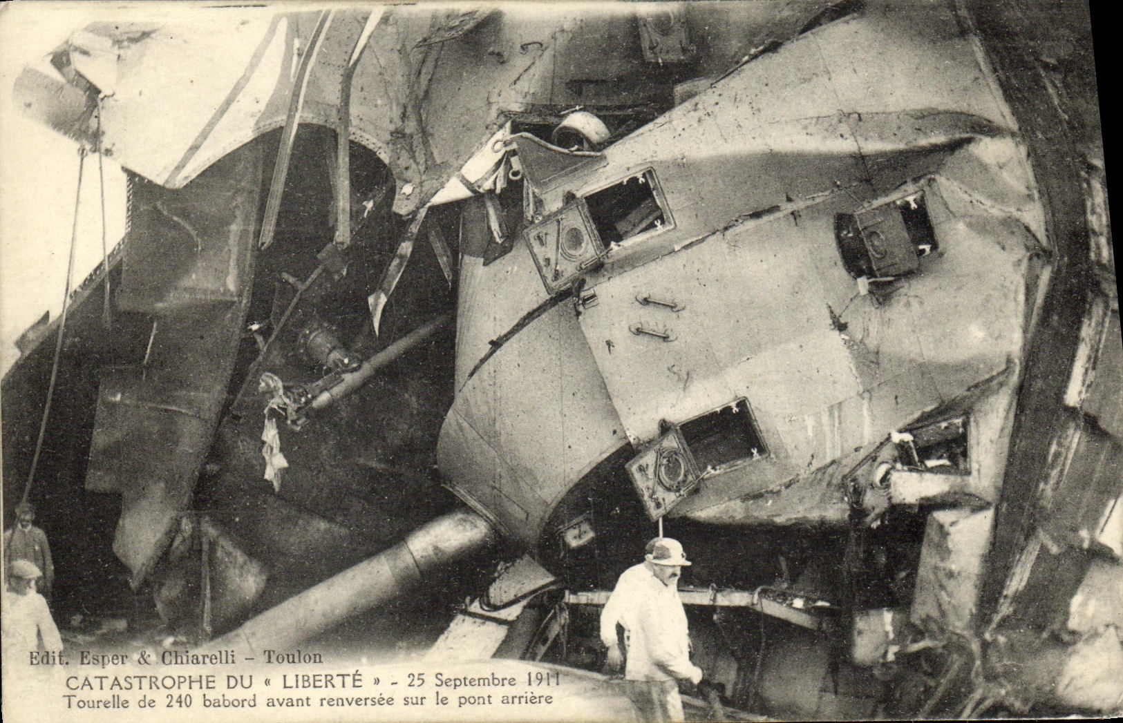 CPA Bateau Catastrophe du Liberte Toulon Tourelle de 240 babord avant renversee sur le pont arriere