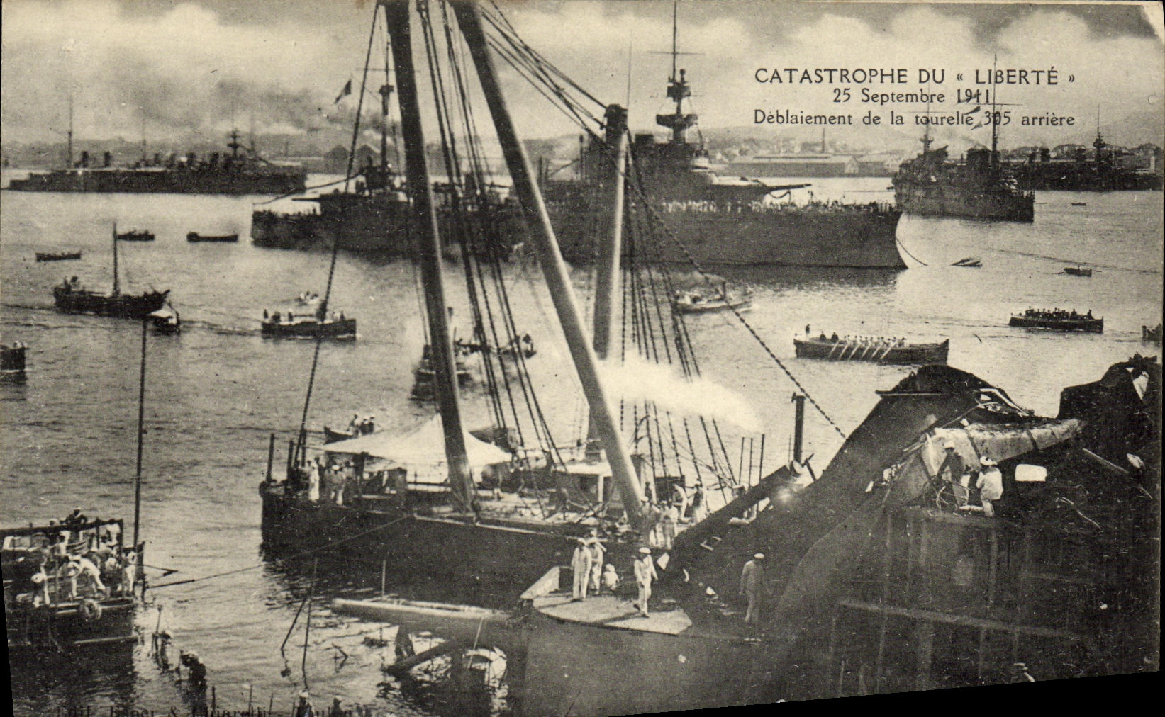 CPA Bateau Catastrophe du Liberte Toulon Deblaiement de la tourelle 