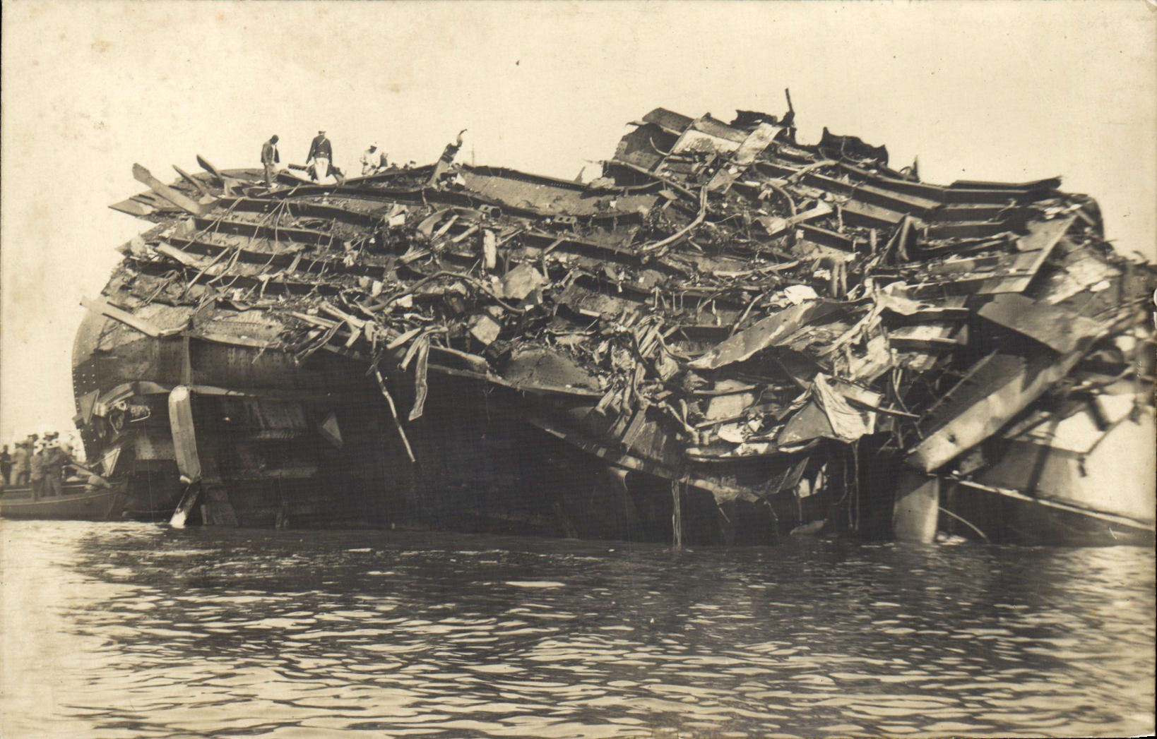 Navire en ruines — vue après naufrage — Carte postale sans éditeur ni numéro de série visible