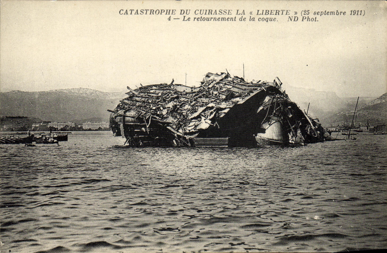CPA Bateau Catastrophe du Liberte Toulon Le retournement de la coque