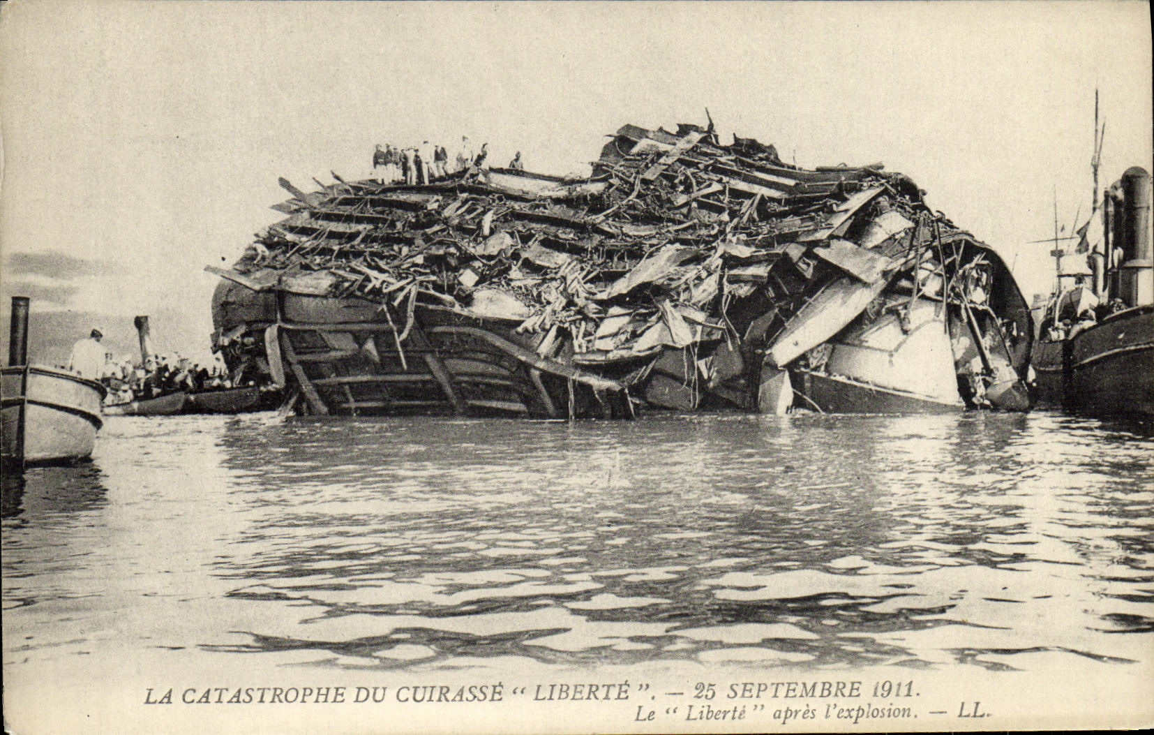 CPA Bateau Catastrophe du Liberte Toulon La Liberte apres l explosion 