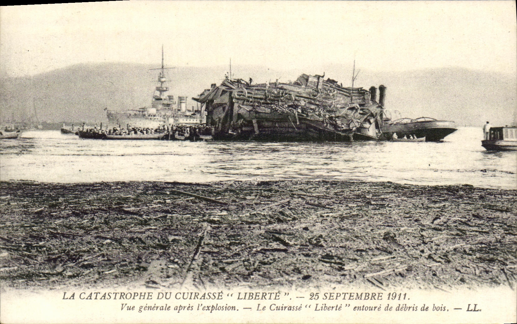 CPA Bateau Catastrophe du Liberte Vue generale apres l explosion 