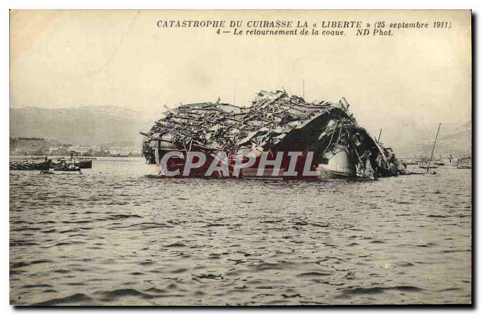 Catastrophe du cuirasse La Liberté — Le retournement de la coque — ND Phot.
