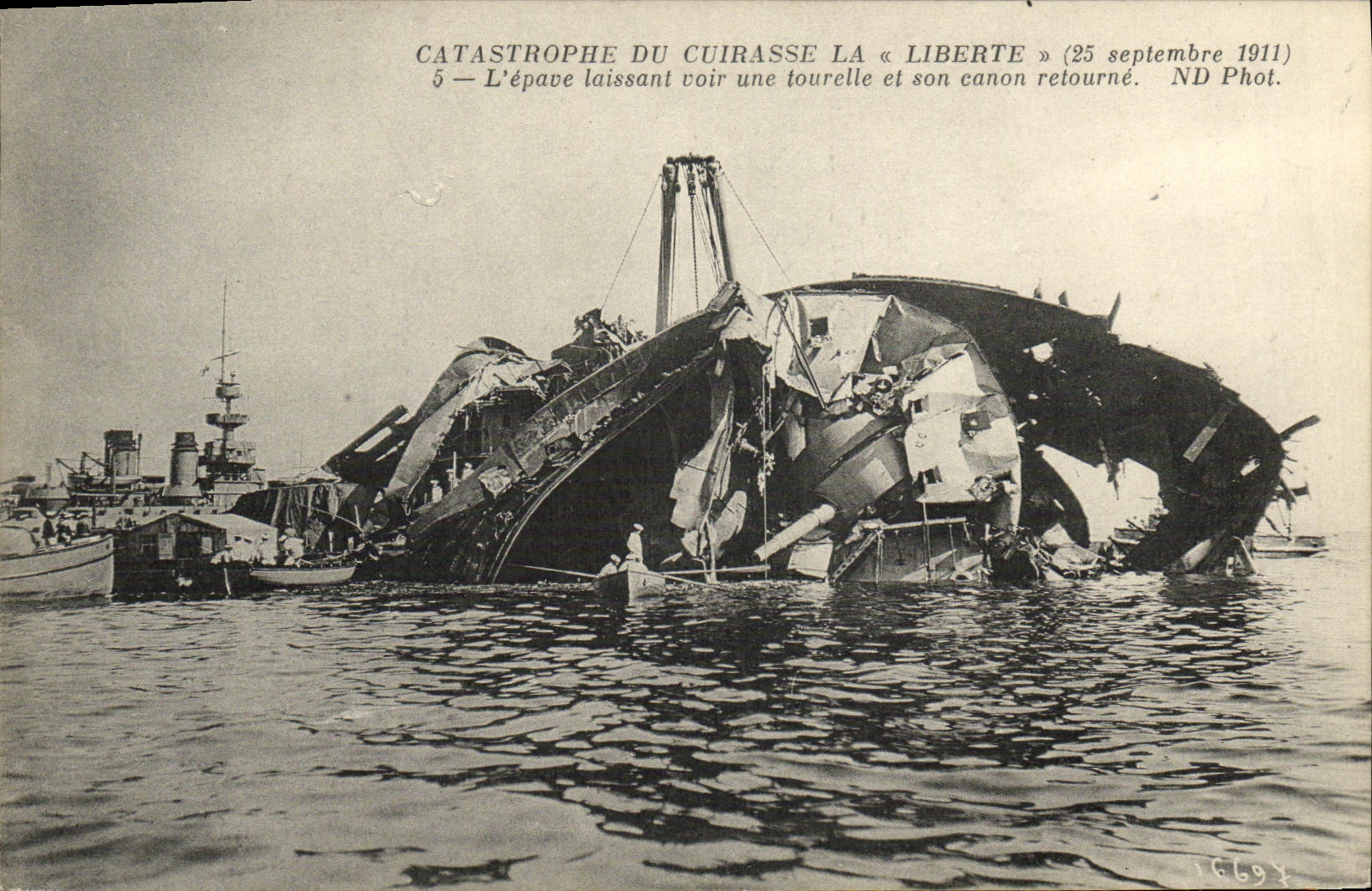 CPA Bateau Catastrophe du Liberte Toulon l epave laissant voir une tourelle et son canon retourne