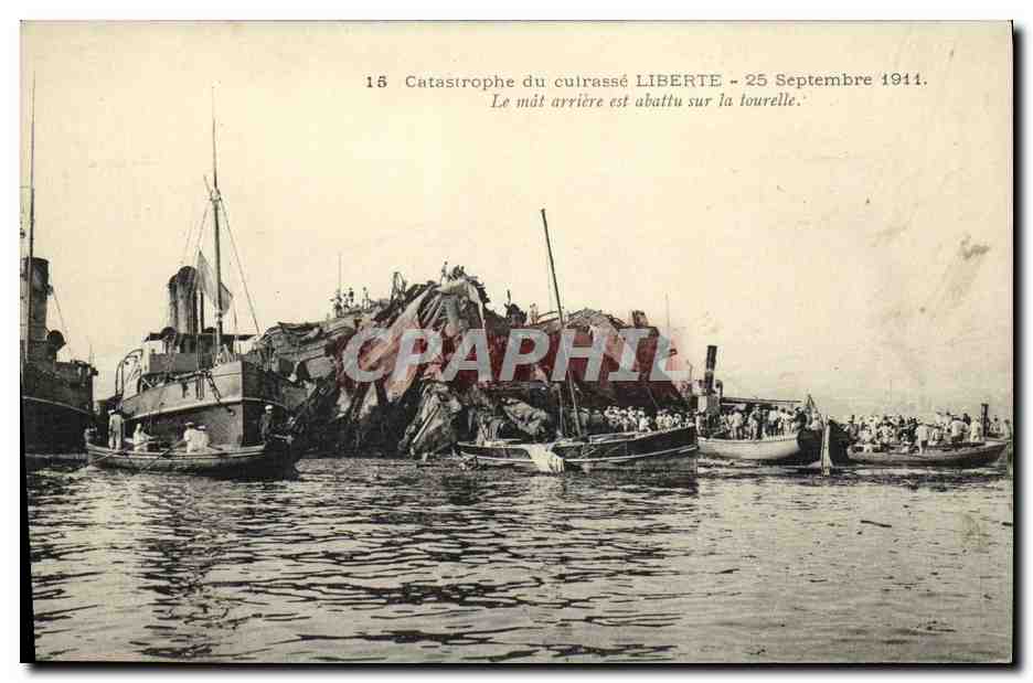 CPA Bateau Catastrophe du Liberte Toulon La mat arriere est abattu sur la tourelle