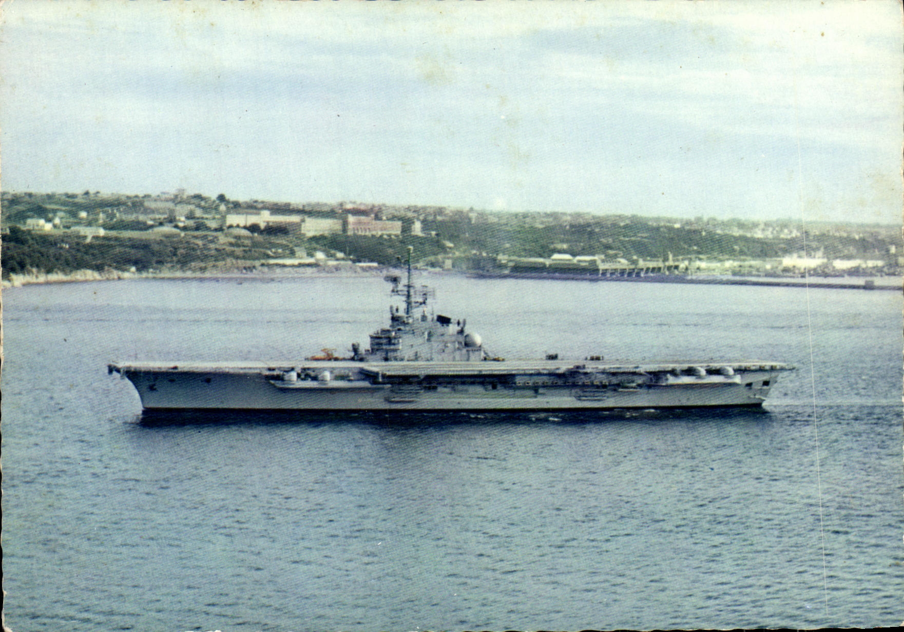 Le porte-avions "FOCH" — dans le goulet de Brest — Éditions d'Art JOS