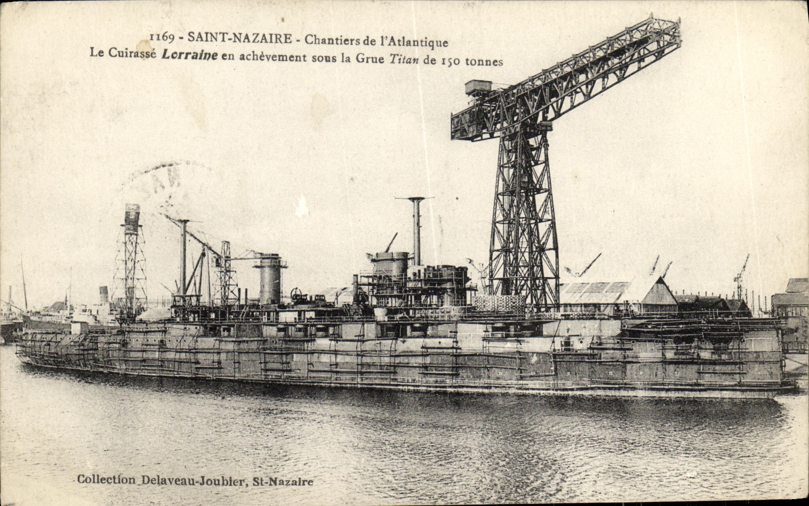 Saint-Nazaire — Chantiers de l'Atlantique — Le Cuirassé Lorraine en achèvement sous la Grue Titan de 150 tonnes — Collection Delaveau-Joublier