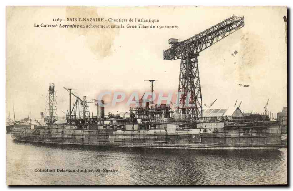 Saint-Nazaire — Chantiers de l'Atlantique — Le Cuirassé Lorraine en achèvement sous la Grue Titan de 150 tonnes — Collection Delaveau-Joubier