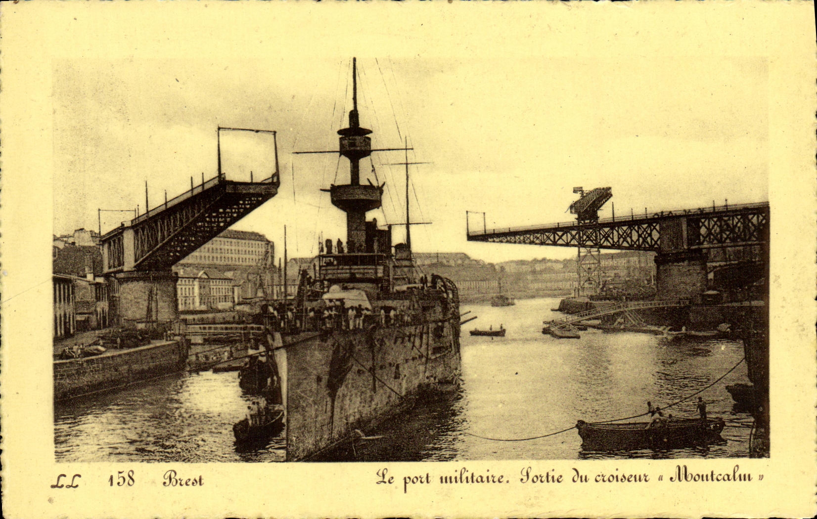 CPA Bateau port militaire Sortie du croiseur Montcalm