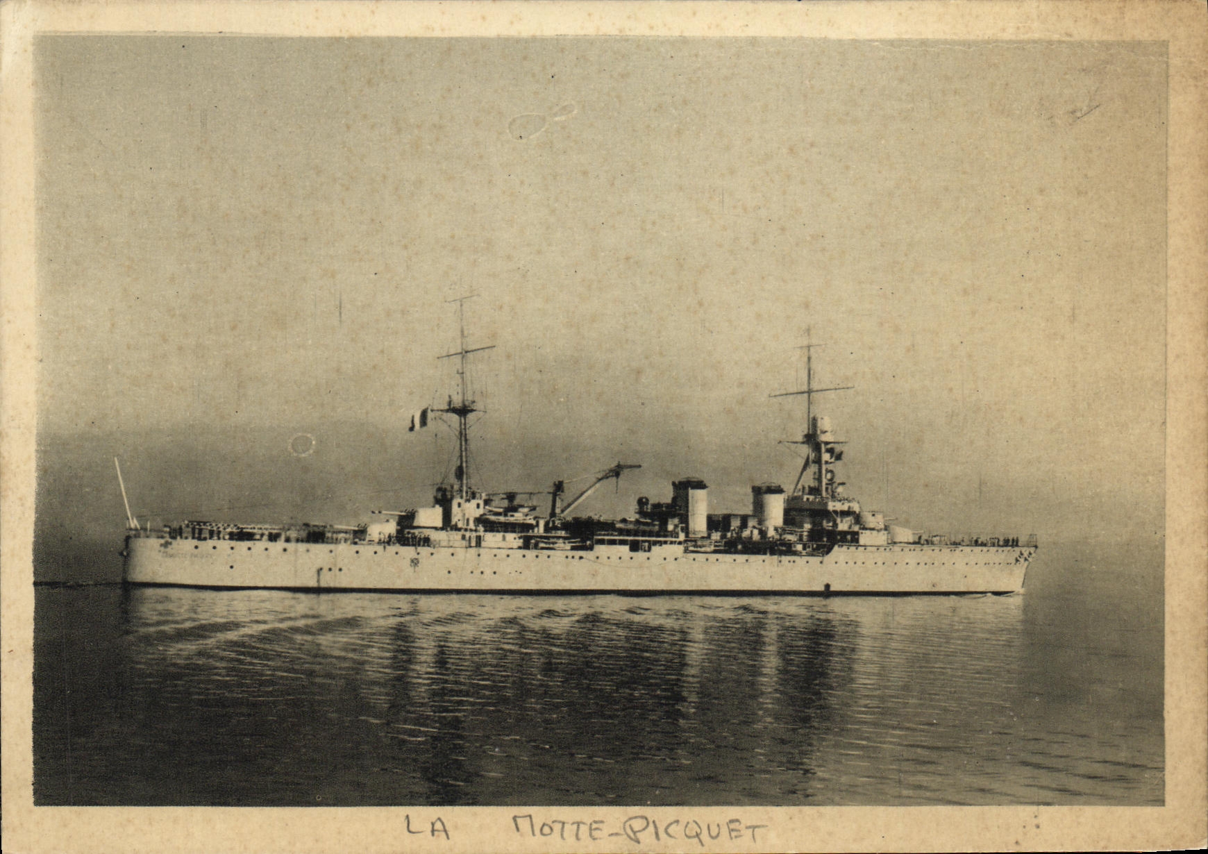 CPA Bateau La motte Picquet Croiseur de 8000 tonnes