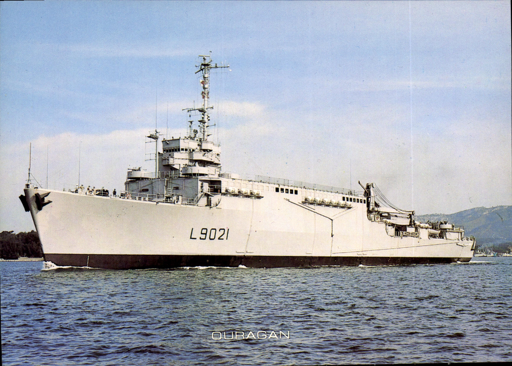 CPM Bateau Transport de chalands de debarquement Ouragan