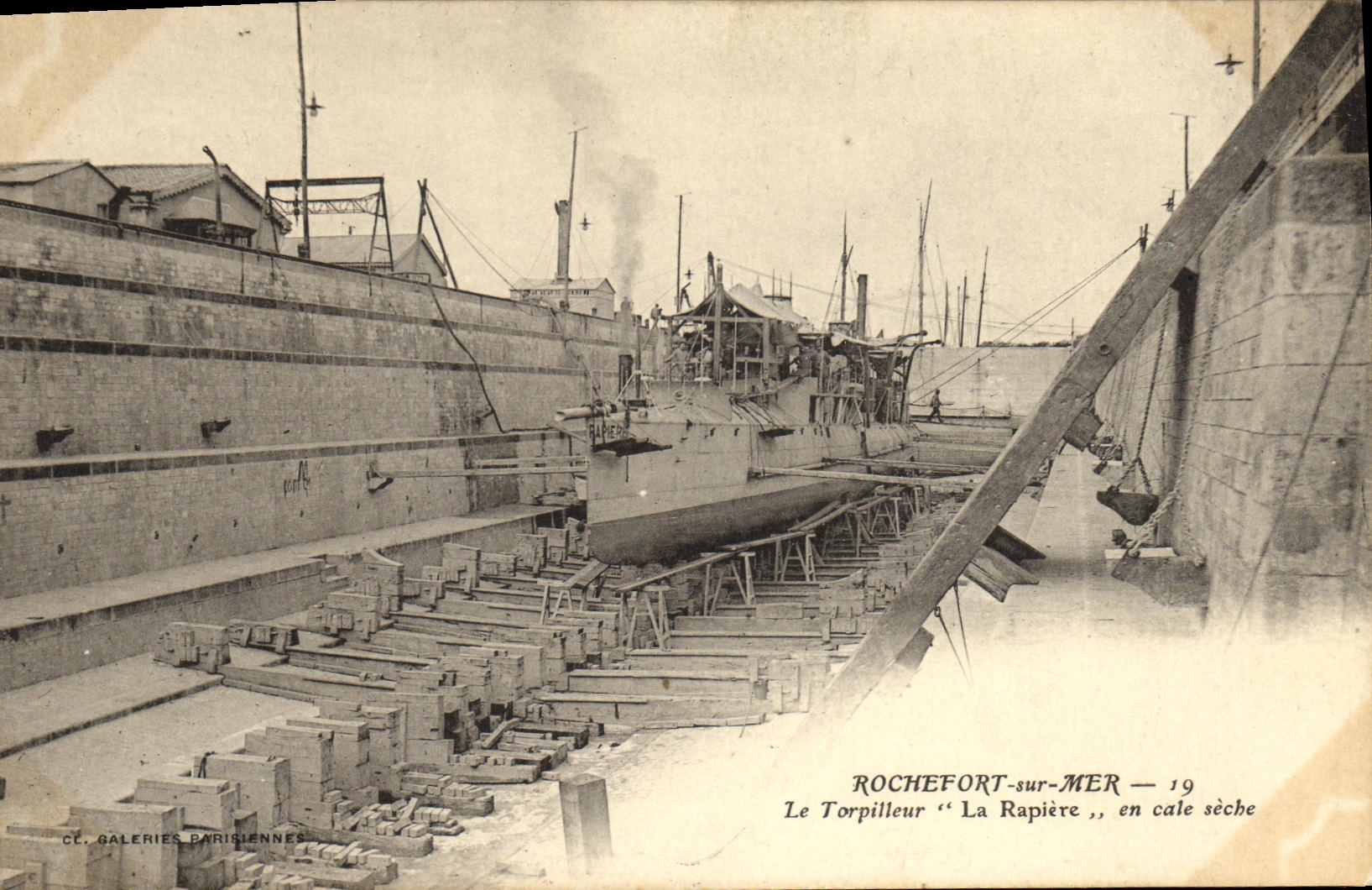 Rochefort-sur-Mer — Le Torpilleur "La Rapière" en cale sèche — C.E. GALERIES PARISIENNES